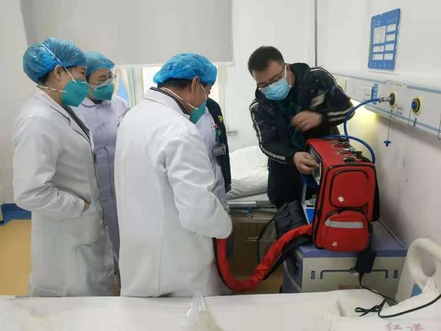 6  售后工程师向医护人员讲解呼吸机使用 北京日报.jpeg