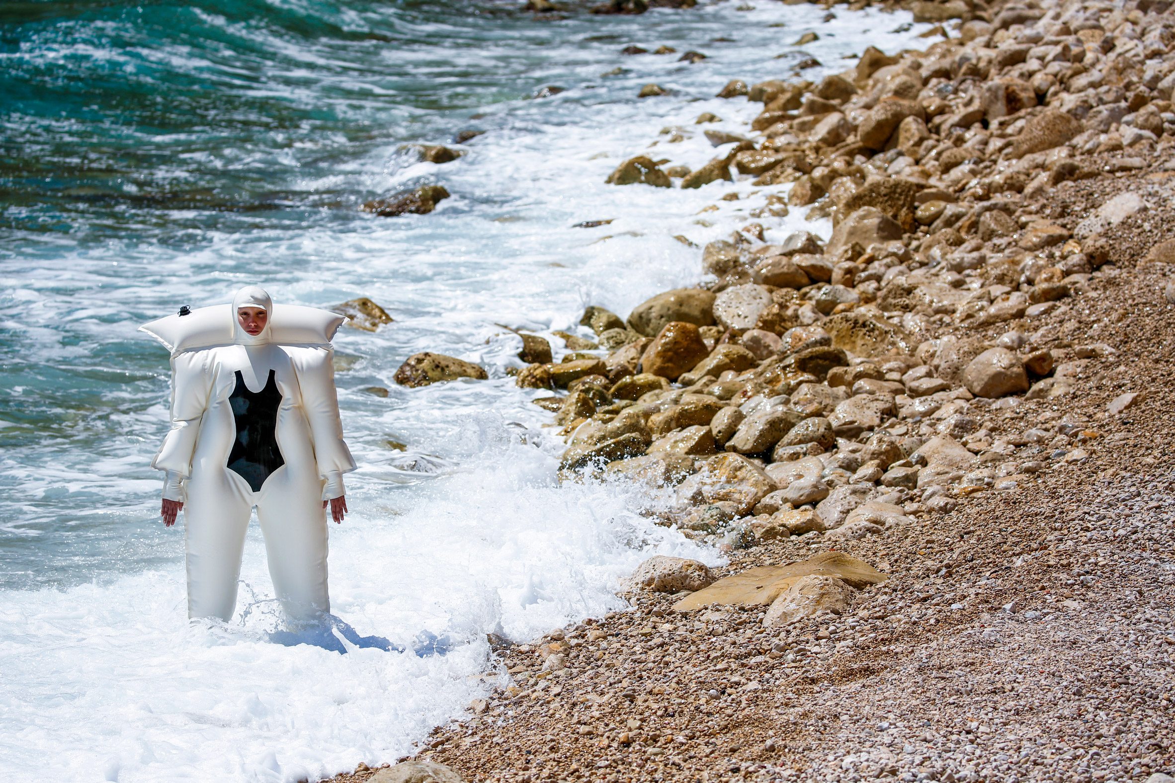 乳胶充气泳衣化身炎炎夏日的"水上漂"--雅式橡塑网