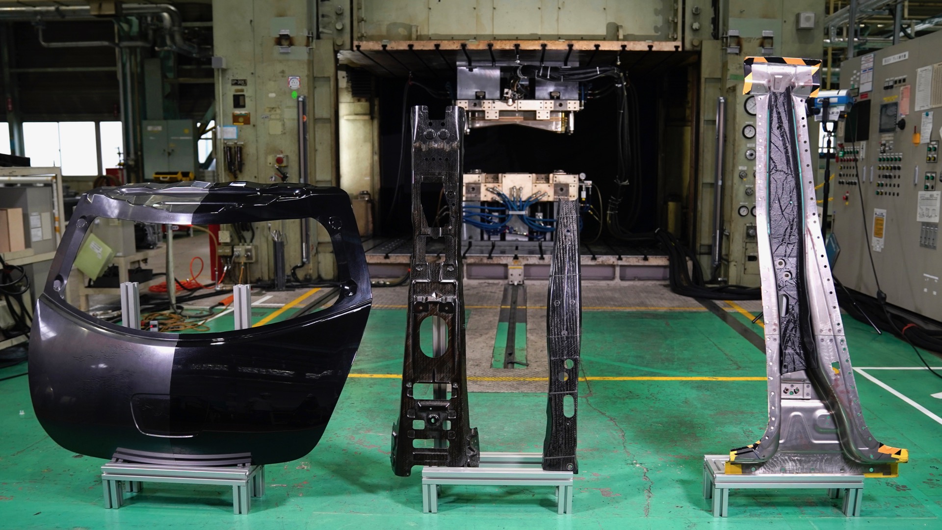 nissan-tests-new-carbon-fiber-reinforced-plastic-production-process_100760076_h.jpg